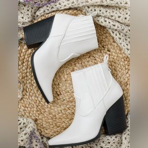 Worn once Qupid Slay White Ankle Booties Size 7